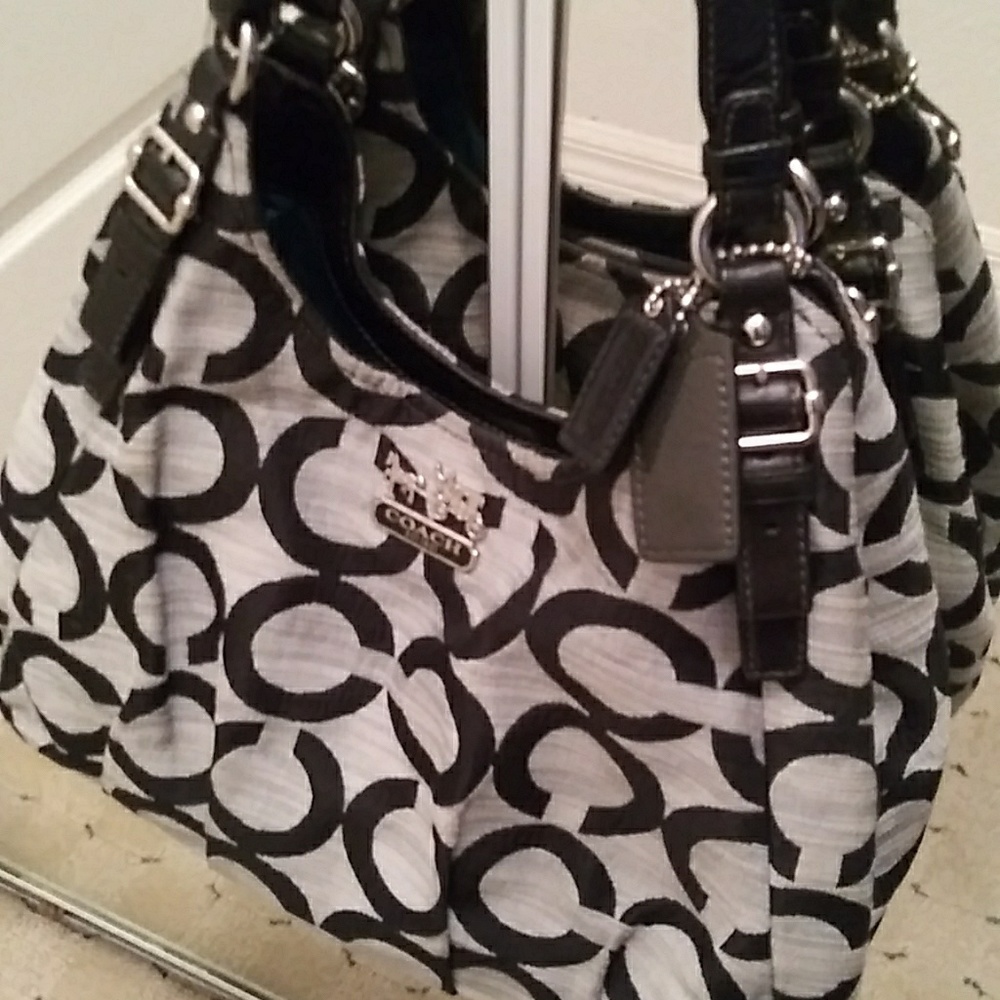 COACH HANDBAG VERY NICE